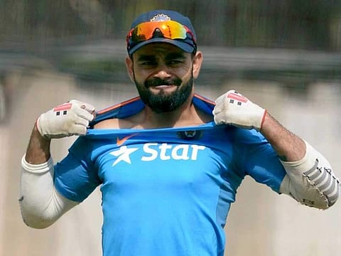 ആരാണ് കോഹ് ലി ?  കളിക്കളത്തിലെ പോരിന് മുന്‍പ് മൈന്‍ഡ് ഗെയിമുമായി പാക് താരങ്ങള്‍