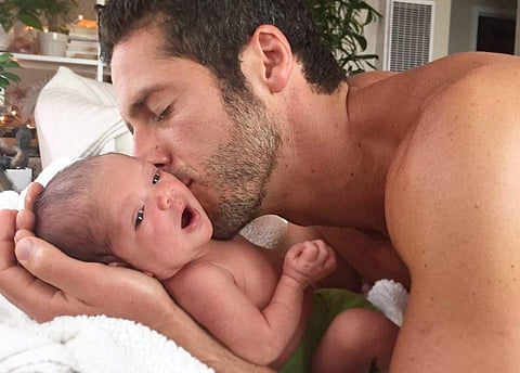 ഓംകാരം പാടി കുട്ടിയെ ഉറക്കുന്ന വിദേശിയുടെ വീഡിയോ വൈറല്‍