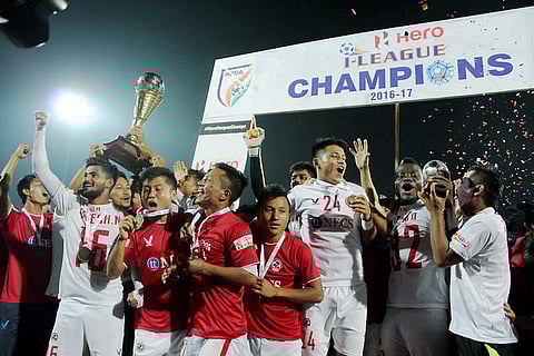 ചാംപ്യന്‍മാരായ ഐസ്വാള്‍ എഫ്‌സി കപ്പുമായി