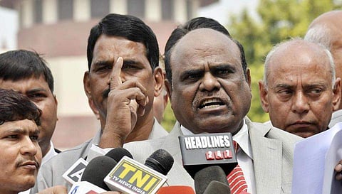 ജസ്റ്റിസ് കര്‍ണന്റെ മാനസിക നില പരിശോധിക്കാന്‍ മെഡിക്കല്‍ സംഘമെത്തി; പരിശോധന നടത്താന്‍ അനുവദിക്കില്ലെന്ന് കര്‍ണന്‍