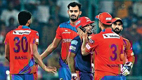 സ്‌പോര്‍ട്മാന്‍ഷിപ്പ് ഇതാണെന്ന് ആരാധകര്‍; മൂന്ന് റണ്‍സകലെ സെഞ്ച്വറി നഷ്ടപ്പെട്ട ഋഷഭിനെ ആശ്വസിപ്പിച്ച് സുരേഷ് റെയ്‌ന (വീഡിയോ)