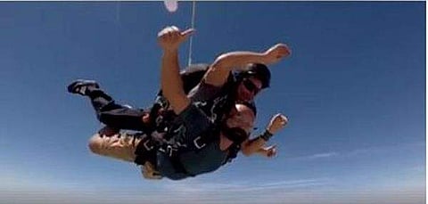 സിനിമയെ പ്രമോട്ട് ചെയ്യാന്‍ ഇത്രയും സാഹസമോ; രാമന്റെ ഏദന്‍തോട്ടത്തിനായി കുഞ്ചാക്കോ ബോബന്റെ ആകാശ പറക്കല്‍