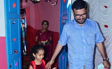 മക്കള്‍ മലയാളം പഠിക്കട്ടെ; കുട്ടികളെ പൊതുവിദ്യാലയത്തില്‍ ചേര്‍ത്ത്‌ രാജേഷും ബല്‍റാമും