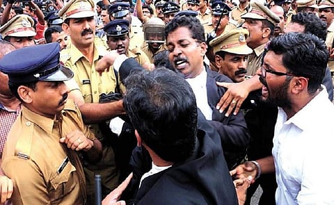 മാധ്യമ പ്രവര്‍ത്തകര്‍ക്കു വേണ്ടി ഹാജരായ അഭിഭാഷകരെ സസ്‌പെന്റ് ചെയ്ത് തിരുവനന്തപുരം ബാര്‍ അസോസിയേഷന്‍