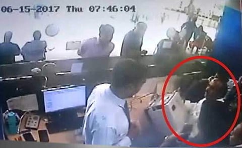 എയര്‍പോര്‍ട്ടില്‍ ബഹളം വെച്ച എംപിക്ക് യാത്ര വിലക്കുമായി വിമാന കമ്പനികള്‍