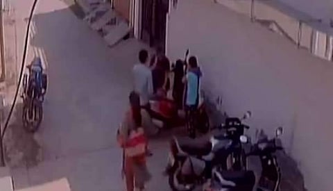 യുപിയില്‍ പട്ടാപ്പകല്‍ യുവതിക്ക് മര്‍ദനം; പ്രണയം നിരസിച്ചതിനാണെന്ന് സൂചന