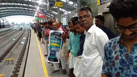 കൊച്ചി മെട്രോ സര്‍വ്വീസ് തുടങ്ങി; ആദ്യ യാത്രില്‍ ആവേശത്തോടെ യാത്രക്കാര്‍