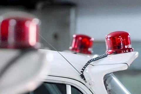 ബീക്കണ്‍ ലൈറ്റുകള്‍ നിരോധിച്ചപ്പോള്‍ കൊടികളുമായി ബംഗാള്‍ സര്‍ക്കാര്‍