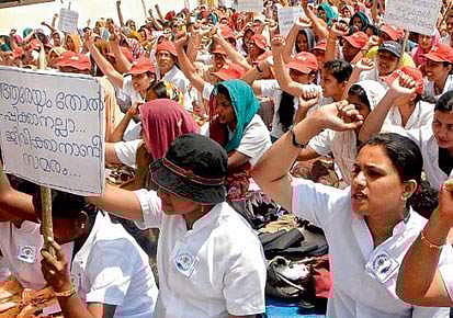 നഴ്‌സുമാരുടെ സമരം മൂന്നാം ദിവസത്തിലേക്ക്; സര്‍ക്കാര്‍ ആവശ്യപ്പെട്ടാല്‍ സൗജന്യസേവനം നല്‍കുമെന്ന് നഴ്‌സുമാര്‍