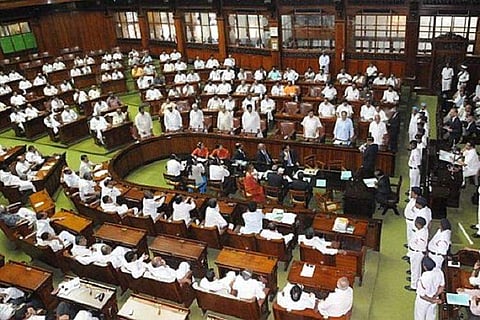 കര്‍ണാടകയില്‍ വീണ്ടും പ്രതിസന്ധി; സഭയില്‍നിന്നു നാല് കോണ്‍ഗ്രസ് എംഎല്‍എമാര്‍ മുങ്ങി, അയോഗ്യരാക്കാന്‍ നടപടി