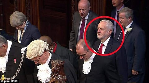 രാജ്ഞിക്ക് മുന്നില്‍ തലകുനിച്ചില്ല, സഹപ്രവര്‍ത്തകന് നേരെ കണ്ണിറുക്കി കാണിച്ചു; ജെറമി കോര്‍ബിന്‍ വേറെ ലെവലാണ്