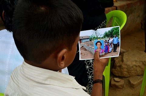 മരിച്ച പെണ്‍കുട്ടിയുടെ ഫോട്ടോ സഹോദരന്‍ നോക്കുന്നു. ഫോട്ടോ: ഷഫീഖ് താമരശ്ശേരി
