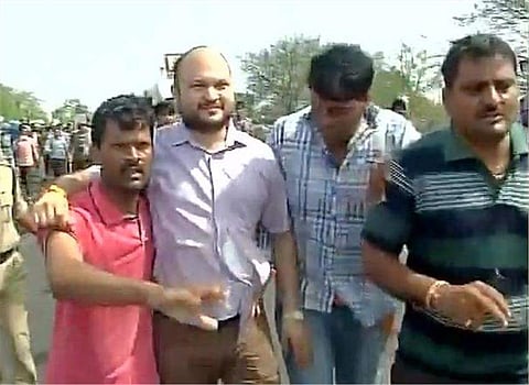 മധ്യപ്രദേശില്‍ പ്രക്ഷോഭം നടത്തുന്ന കര്‍ഷകര്‍ കളക്ടറെ കയ്യേറ്റം ചെയ്തു