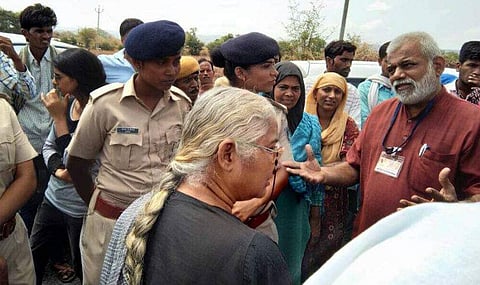 മേധാപട്കറുടെ റാലിയില്‍ പങ്കെടുത്ത മലയാളി സ്‌കൂള്‍ കുട്ടികള്‍ക്ക് ഗുജറാത്ത് പൊലീസിന്റെ മര്‍ദ്ദനം