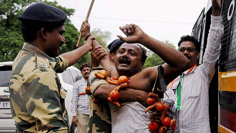 ''എന്റെ മൃതദേഹം സംസ്‌കരിക്കരുത്; മുഖ്യമന്ത്രിയെത്തി നമ്മുടെ ആവശ്യം അംഗീകരിക്കുന്നതുവരെ'': ഒരു കര്‍ഷകന്റെ ആത്മഹത്യാക്കുറിപ്പ്