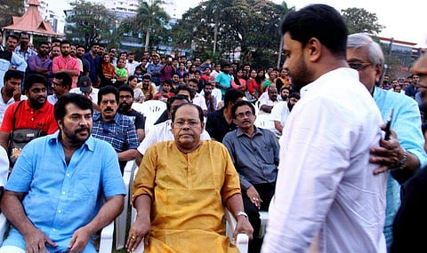 ഇതൊരു വീണ്ടുവിചാരത്തിന്റെ സമയമാണ്; നടീനടന്മാരെ ''താരങ്ങളാക്കുന്ന'' പ്രേക്ഷകര്‍ മാറി ചിന്തിക്കേണ്ട സമയം