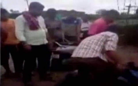 വീണ്ടും ഗോസംരക്ഷകരുടെ ആക്രമണം; നാഗ്പൂരില്‍ ഇരുചക്ര വാഹനത്തില്‍ സഞ്ചരിച്ചിരുന്നയാളെ വളഞ്ഞിട്ടു തല്ലിച്ചതച്ചു