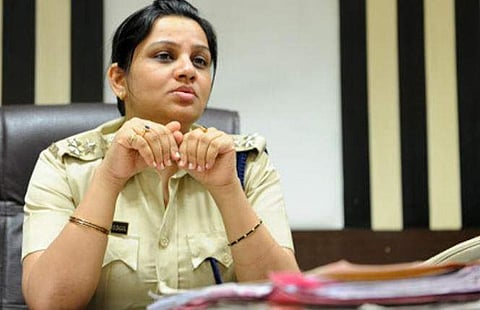 കളി വിഐപികളോടോ? ശശികലയ്ക്കു ജയിലില്‍ വിഐപി പരിഗണനയെന്ന് റിപ്പോര്‍ട്ട് ചെയ്ത ഡി രൂപയെ സ്ഥലം മാറ്റി