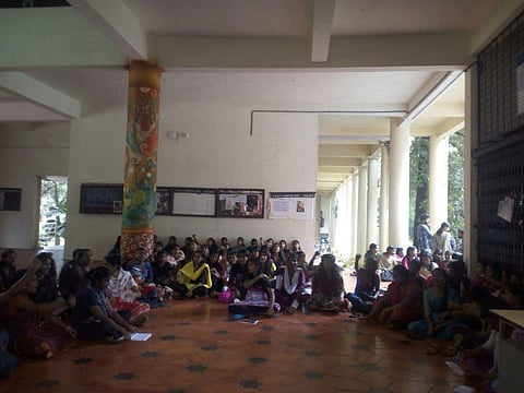 രാത്രിയിലെ ഹോസ്റ്റല്‍ മാറ്റം ചോദ്യം ചെയ്ത വിദ്യാര്‍ത്ഥിനികളുടെ ദൃശ്യങ്ങള്‍ പകര്‍ത്തി; ഹോസ്റ്റല്‍ വാര്‍ഡനെതിരെ പരാതിയും പ്രതിഷേധവും