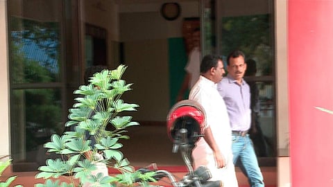 എം വിന്‍സെന്റ് എംഎല്‍എ പേരൂര്‍ക്കട പോലീസ് സ്‌റ്റേഷനില്‍-ടിവി ചിത്രം