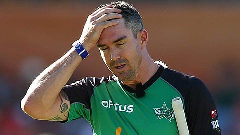 പരിശീലകനായോ എന്ന് ശാസ്ത്രിയോട് പീറ്റേഴ്‌സണ്‍; ഇല്ല, ശ്രീലങ്കയില്‍ വെറുതെ കാഴ്ച കാണാന്‍ വന്നതാണെന്ന് ട്വിറ്ററൈറ്റികള്‍