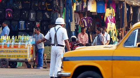 മദ്യപിച്ച് വണ്ടിയോടിച്ചതിന് തടഞ്ഞ പോലീസുകാരനോട് യുവതി പ്രതികരിച്ചത് ചുംബനം നല്‍കിക്കൊണ്ട്  