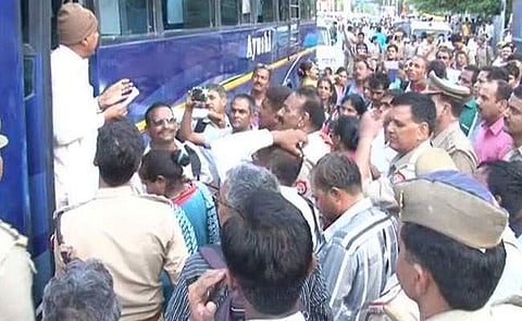 യോഗിക്ക് സമ്മാനമായി 125 കിലോയുടെ സോപ്പ്; യുപിയില്‍ ദളിത് പ്രവര്‍ത്തകരെ അറസ്റ്റ് ചെയ്തു