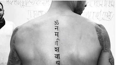 ഇനി പറഞ്ഞിട്ടെന്താ? ആഴ്‌സണല്‍ താരം പച്ചകുത്തിയപ്പോള്‍ ഓം നമഃ ശിവായ ''ഓം നം ശവായ'' ആയി