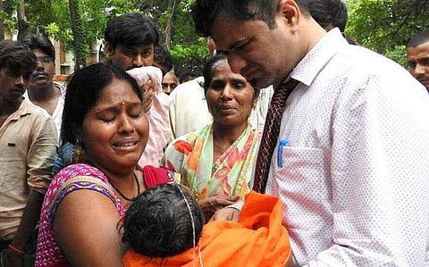 ഗൊരഖ്പൂര്‍ ദുരന്തം: യോഗി ഭരണകൂടം കണ്ടില്ല ഈ മാനുഷിക മുഖമുള്ള ഡോക്ടറെ; സ്വകാര്യ പ്രാക്ടീസ് നടത്തിയെന്ന് ആരോപണം; ശിശുരോഗവിഭാഗം തലവനെ സസ്‌പെന്റ് ചെയ്തു