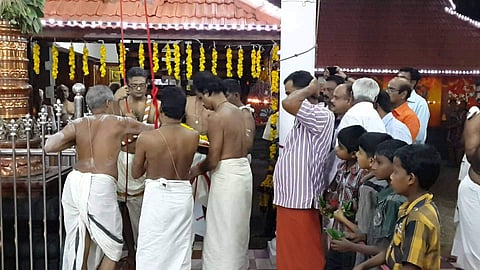 ബ്രാഹ്മണനല്ലാത്ത പൂജാരിയെ ശാന്തി കാര്യങ്ങളില്‍ നിന്ന് പുറത്താക്കി; മനുഷ്യാവകാശ കമ്മീഷന്‍ കേസെടുത്തു