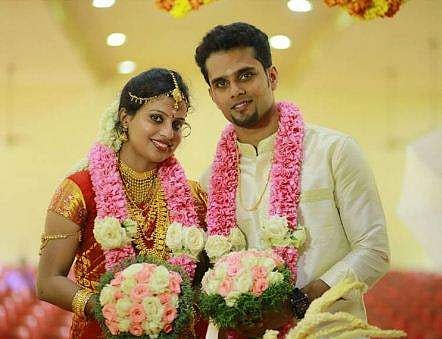 കൊച്ചി മെട്രോ അവരെ ഒന്നിപ്പിച്ചു; ട്രെയിന്‍ ഓപ്പറേറ്റര്‍ക്ക് വരന്‍ സ്റ്റേഷന്‍ കണ്‍ട്രോളര്‍