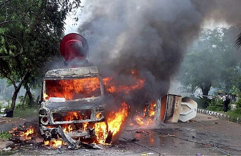 ഗുര്‍മീത് റാം റഹീമിനെ കുറ്റക്കാരനായി പ്രഖ്യാപിച്ച ഹൈക്കോടതി വിധിക്കു പിന്നാലെ ദേരാ സച്ചാ സൗധാ അനുയായികള്‍ പഞ്ച്കുല കോടതിക്കു പുറത്ത് ദൃശ്യമാധ്യമങ്ങളുടെ വാഹനങ്ങള്‍ക്കു തീവച്ചപ്പോള്‍/ ചിത്രം: പിടിഐ