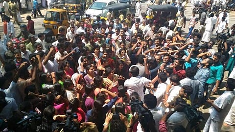 ക്യാംപസുകളില്‍ ജനാധിപത്യപരമായി നടക്കുന്ന പ്രതിഷേധങ്ങള്‍ അടിച്ചമര്‍ത്താന്‍ കഴിയില്ലെന്ന് സര്‍ക്കാര്‍ ഹൈക്കോടതിയില്‍