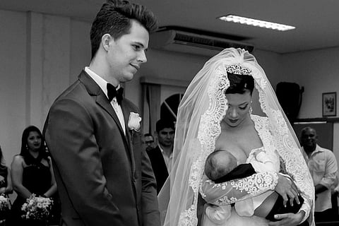 സദാചാര വാദികളും, മത തീവ്രവാദികളും കാണുന്നുണ്ടല്ലോ; വിവാഹത്തിനിടെ കുഞ്ഞിന് മുലപ്പാല്‍ നല്‍കി വധു