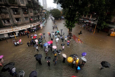 മുംബൈയില്‍ കനത്ത കാറ്റും മഴയും തുടരുന്നു; വെള്ളപ്പൊക്കം ഭയന്ന് ജനം: ചിത്രങ്ങള്‍