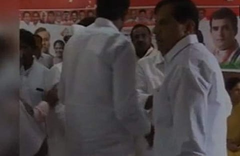 പാര്‍ട്ടി യോഗത്തിന് സ്‌റ്റേജില്‍ കസേര കിട്ടിയില്ലെങ്കില്‍...