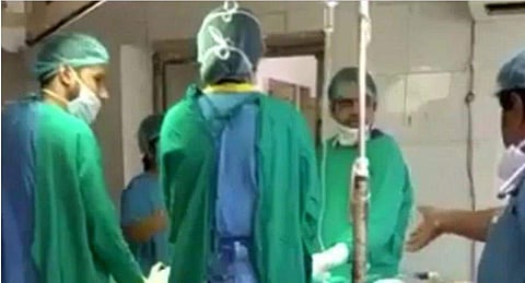 പ്രസവ ശസ്ത്രക്രീയയ്ക്കിടെ ഡോക്ടര്‍മാര്‍ തമ്മില്‍ വാക്കേറ്റം; കുഞ്ഞ് മരിച്ചു(വീഡിയോ) 