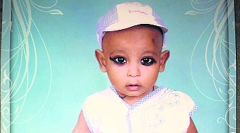 ഹെഡ്‌ഫോണ്‍ വെച്ച് കാറോടിച്ച യുവതി രണ്ട് വയസുകാരന്റെമേല്‍ കാര്‍ കയറ്റി ഇറക്കി(വീഡിയോ)