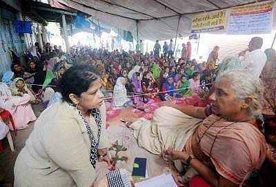 മേധാ പട്കറെ സമരപ്പന്തലില്‍ നിന്നും അറസ്റ്റ് ചെയ്ത് നീക്കി
