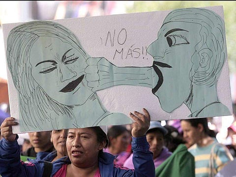 സഹോദരന്റെ പ്രണയത്തെ പിന്തുണച്ചതിന് യുവതിയെ നഗ്നയാക്കി നടത്തിച്ചു