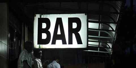 ഇനി ആരാധനാലയങ്ങളുടെ 50 മീറ്റര്‍ അരികെ ബാറുകള്‍ വരും; ദൂരപരിധി കുറച്ച് സര്‍ക്കാര്‍