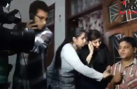 പിഴവുകളുടെ റിപബ്ലിക്; ഇങ്ങനെയാണോ അര്‍ണാബ് നിങ്ങള്‍ മകന്‍ നഷ്ടപ്പെട്ട അച്ഛനോട് പെരുമാറുന്നത്? 