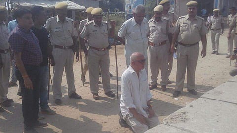 പെഹ് ലു ഖാന്‍ ആക്രമിക്കപ്പെട്ട സ്ഥലം സന്ദര്‍ശിക്കാന്‍ അനുവദിക്കാതിരുന്നതോടെ പ്രതിഷേധ ധര്‍ണ നടത്തുന്ന ആക്റ്റിവിസ്റ്റ് ഹര്‍ഷ് മന്ദേര്‍(ഫോട്ടോ; ഹിന്ദുസ്ഥാന്‍ ടൈംസ്)