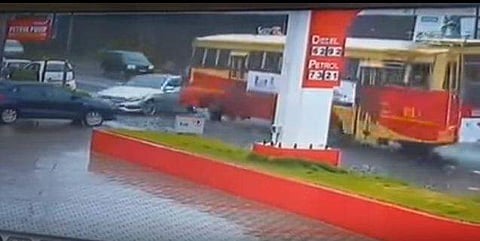 കോട്ടയത്ത് ബെന്‍സ് കാറിനെ ഇടിച്ചു തെറിപ്പിച്ച് കെഎസ്ആര്‍ടിസി ബസ്; യാത്രക്കാര്‍ രക്ഷപെട്ടത് തലനാരിഴയ്ക്ക്