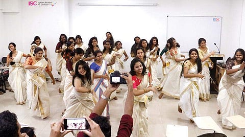 ജിമിക്കി കമ്മല്‍ മര്‍ഡോക്കിന്റെ കൈകളിലേക്ക്; ഇനി ലോകം മുഴുവന്‍ തരംഗമാക്കും