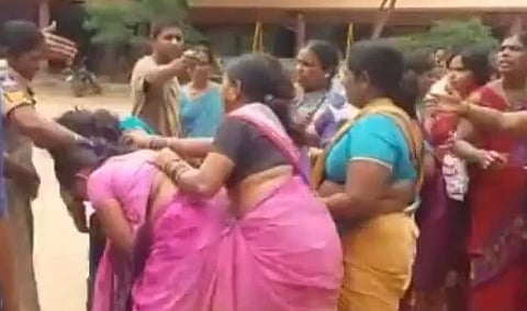 സാരി വാങ്ങാന്‍ സ്ത്രീകള്‍ തമ്മില്‍ കൂട്ടത്തല്ല്; ജനപ്രീതി വര്‍ധിപ്പിക്കാന്‍ സൗജന്യ സാരി വിതരണം ചെയ്ത തെലങ്കാന സര്‍ക്കാര്‍ പൊല്ലാപ്പ് പിടിച്ചു