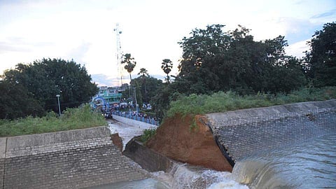 ഉദ്ഘാടനത്തിന് തൊട്ടുമുന്‍പ് ബിഹാറില്‍ 389 കോടിയുടെ കനാല്‍ ഭിത്തി തകര്‍ന്നു വീണു