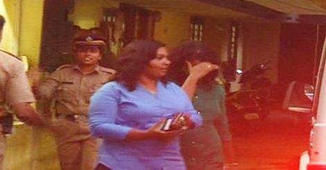 യുവതികളുടെ വാദം പൊളിയുന്നു: ടാക്‌സി ഡ്രൈവറെ ക്രൂരമായി മര്‍ദ്ദിക്കുന്ന ദൃശ്യങ്ങള്‍ പുറത്ത്