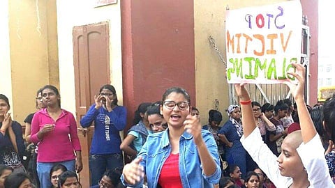 ഹിന്ദു സര്‍വകലാശാലയില്‍ വിദ്യാര്‍ത്ഥിനികള്‍ക്ക് നേരെ പൊലീസ് ലാത്തിച്ചാര്‍ജ്; പെണ്‍കുട്ടിയെ വളഞ്ഞിട്ടു തല്ലി(വീഡിയോ) 