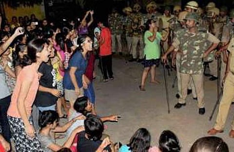 ബാനറസ് ഹിന്ദു സര്‍വകലാശാലയില്‍ സമരം ചെയ്ത 1000 വിദ്യാര്‍ത്ഥികള്‍ക്കെതിരെ കേസ്